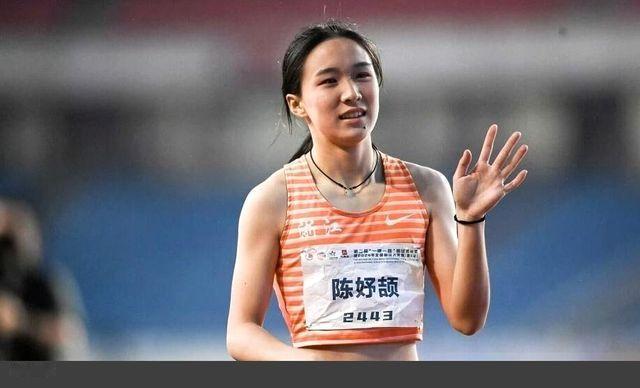 听枪0.180秒，人还没动，旁边对手已经蹿出去了。17岁的陈妤颉就带着这个天崩开