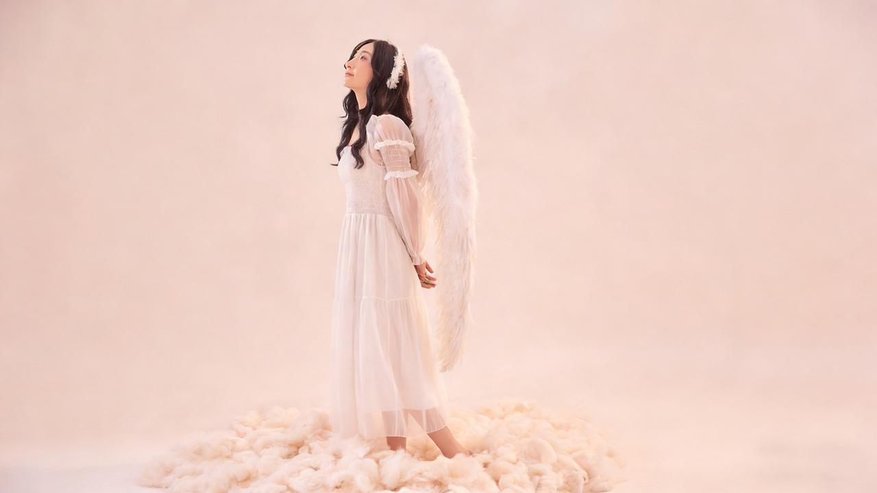 今天约拍了一位四川22岁的女孩，她指定拍纯欲风天使写真。镜头里的她穿白纱裙、配羽