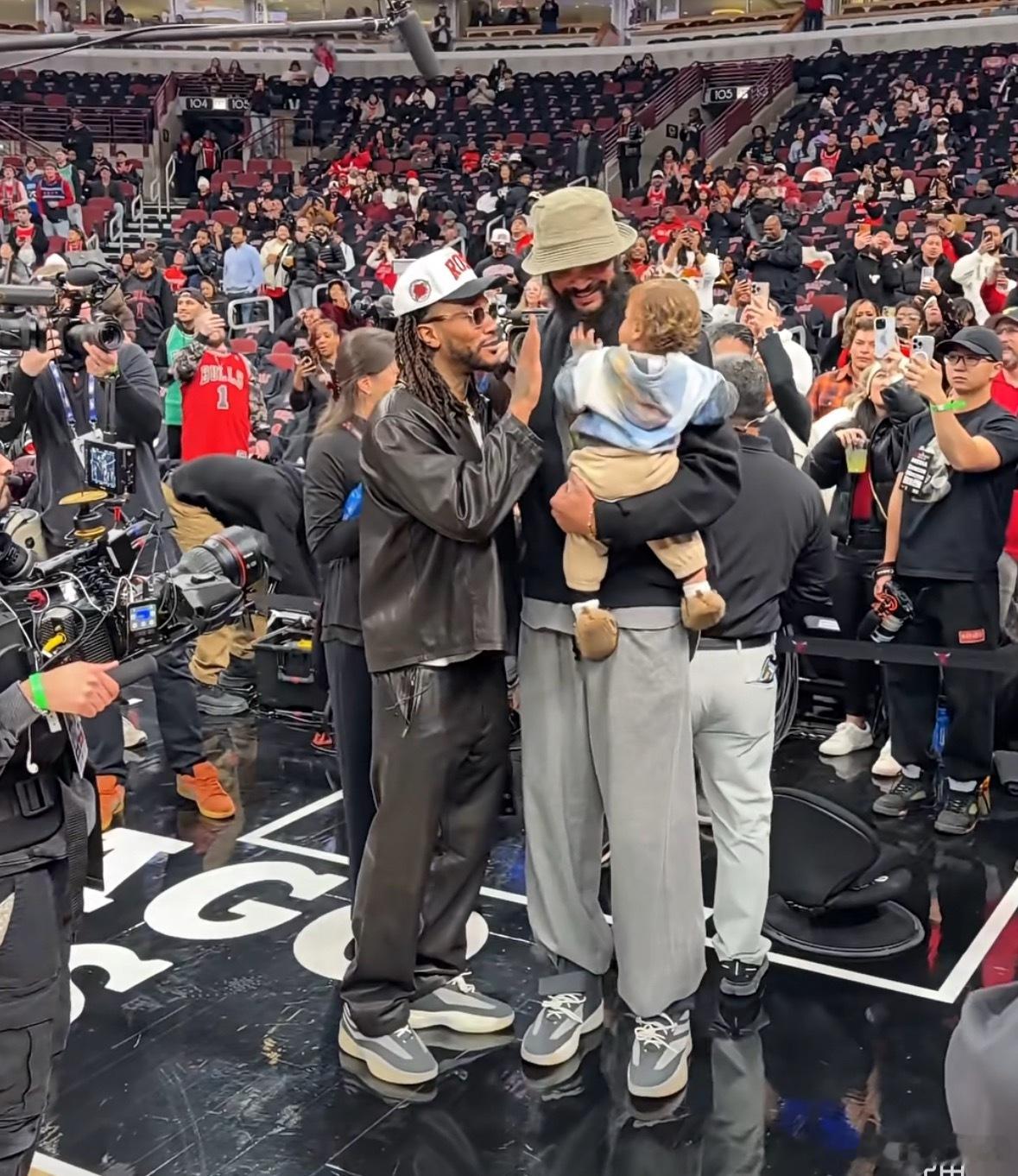 诺阿现身罗斯球衣退役日，太有爱了。诺阿就是护花使者！！罗斯罗斯公牛退役罗斯球衣