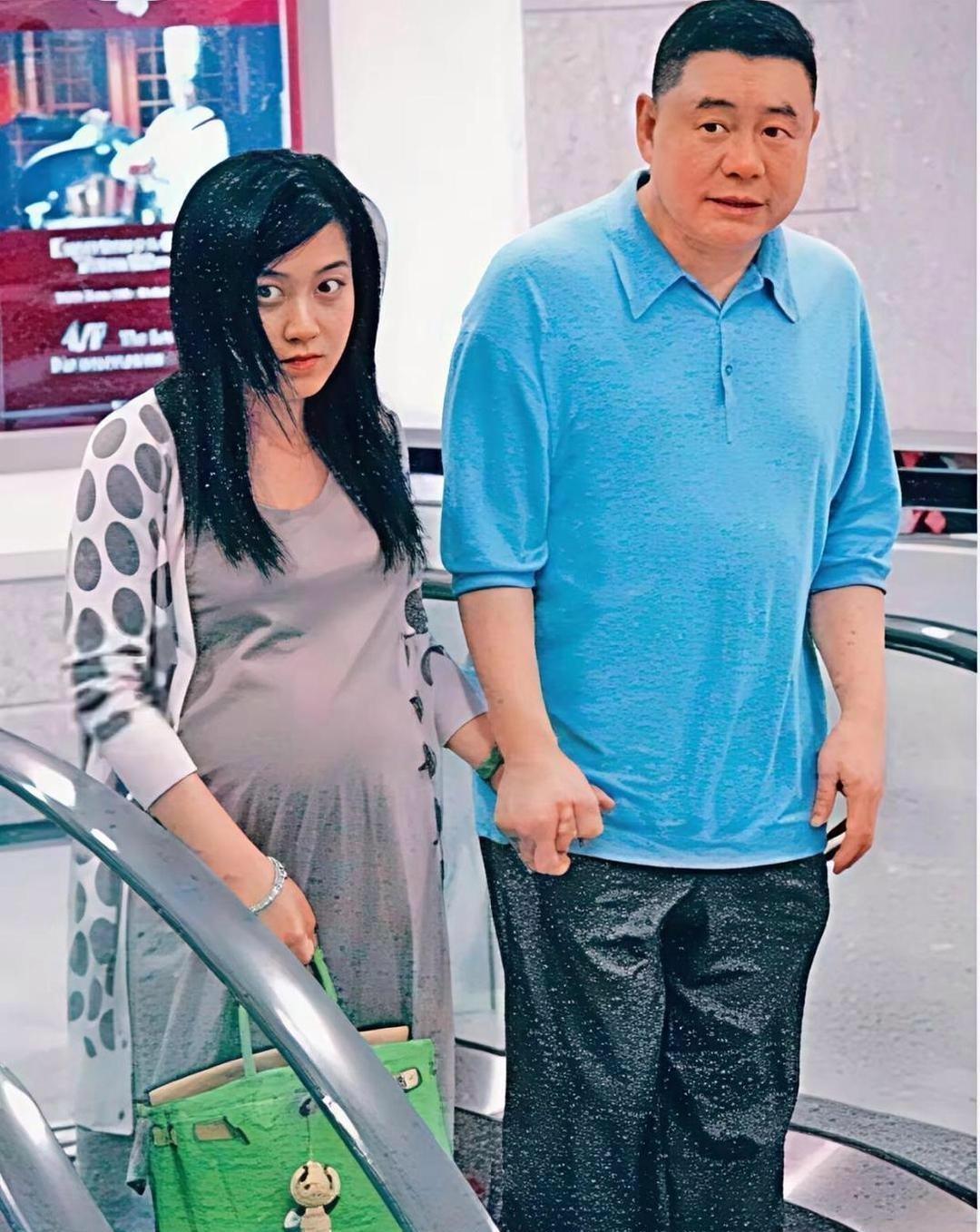 怀孕时的甘比与大刘逛商场时的一幕