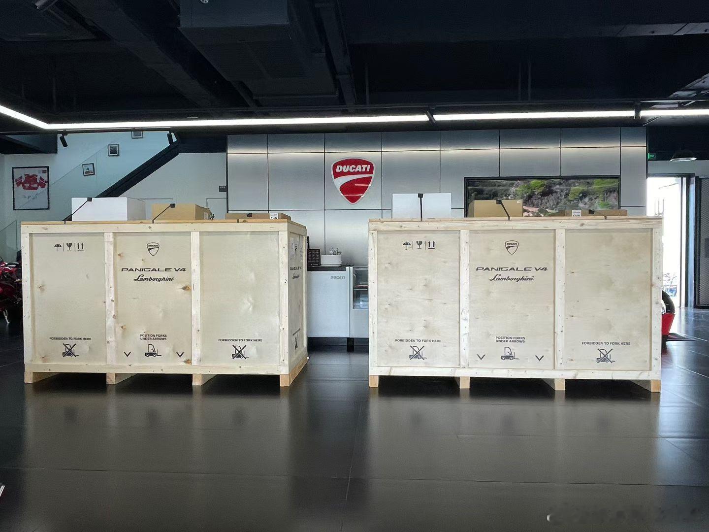 杜卡迪北京4S店里到了两台兰博基尼联名Panigale V4！价值70多万，而且