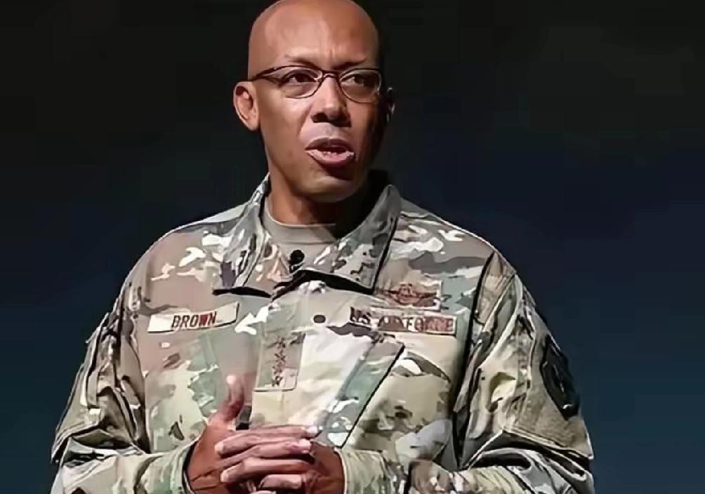 美国人现在终于知道害怕了，其空军参谋长四星级上将布朗说：中国的六代机虽然可怕，但