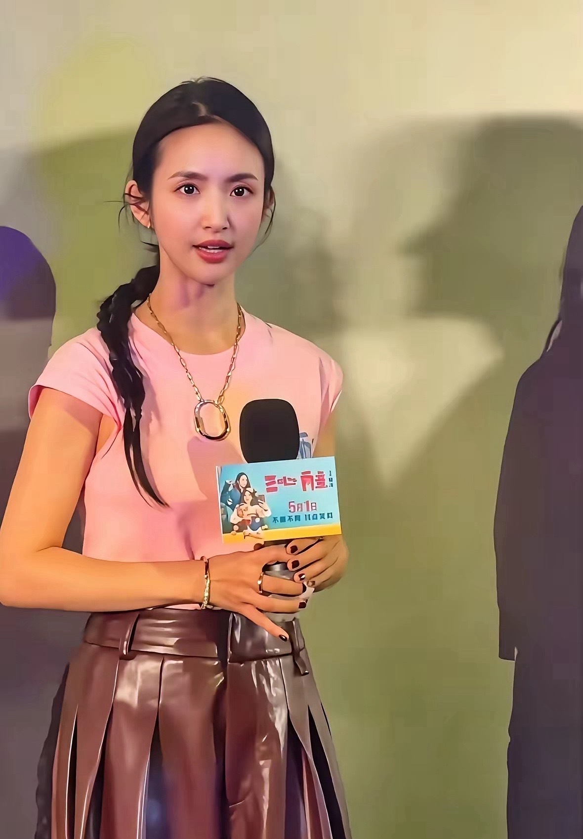 林依晨44岁，容颜几乎冻龄！​林依晨现身线下宣传活动，今年已经44岁，还是两个孩