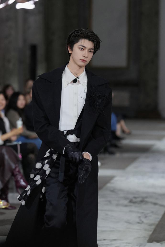 林一冷脸走秀顶级男模 林一这气场简直碾压众人！单手戴皮手套的动作从容又优雅，眼神