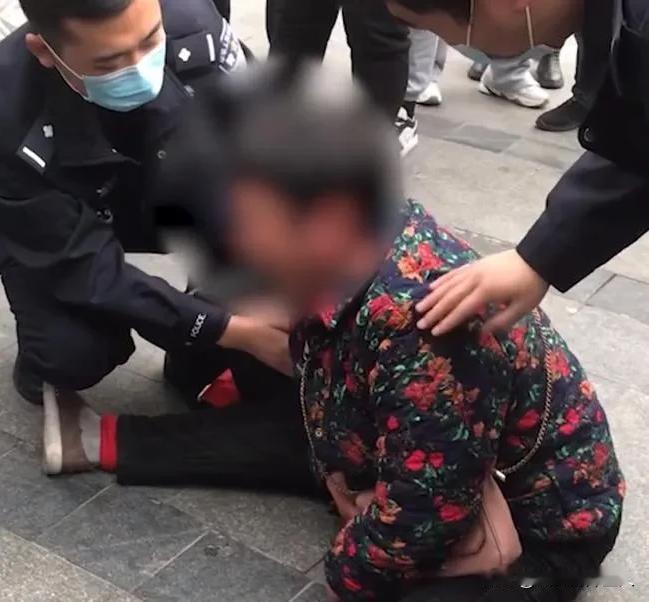 山东淄博，男子怀疑一大妈偷东西，便让大妈打开编织袋看看，遭拒后声称报警。谁料大妈