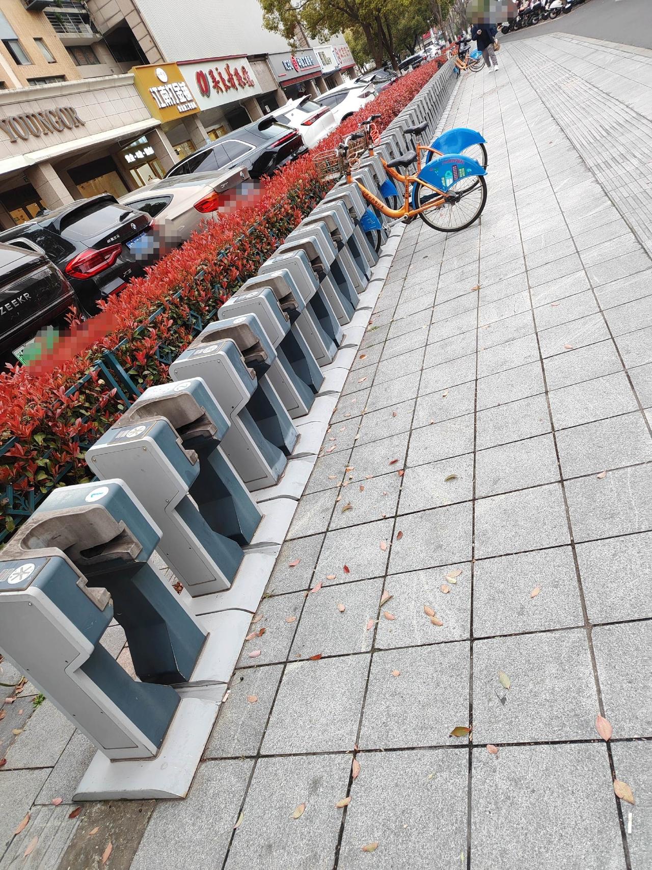 公共自行车还是很有需求的！这么一大排的公共自行车停靠点，被附近居民和路过的行人骑