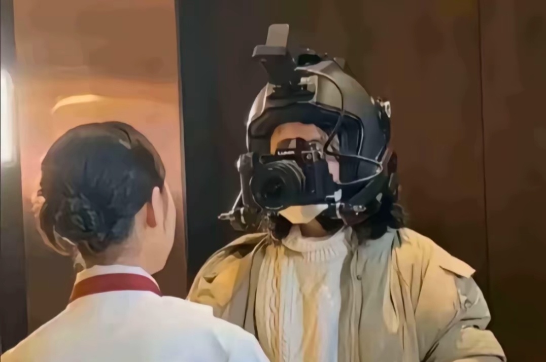 网红田姥姥在亡夫墓前痛哭 姥姥是真的情感流露，但是被摄像机记录可能是可心。所以大