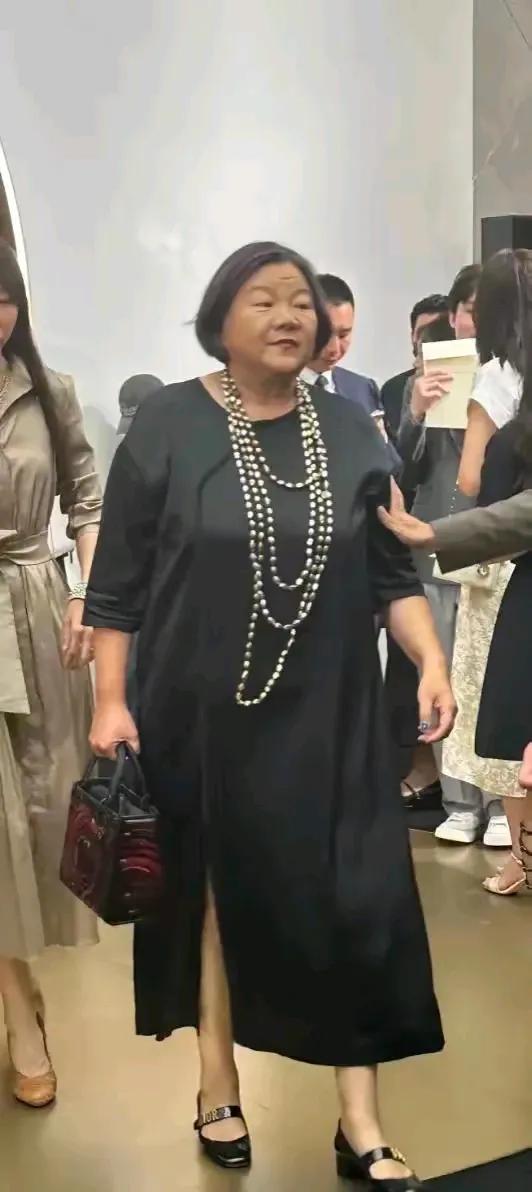 她是大导演背后的女人，被她甩掉的大导演却被两个著名女星轮番争夺。她虽然长得不怎么