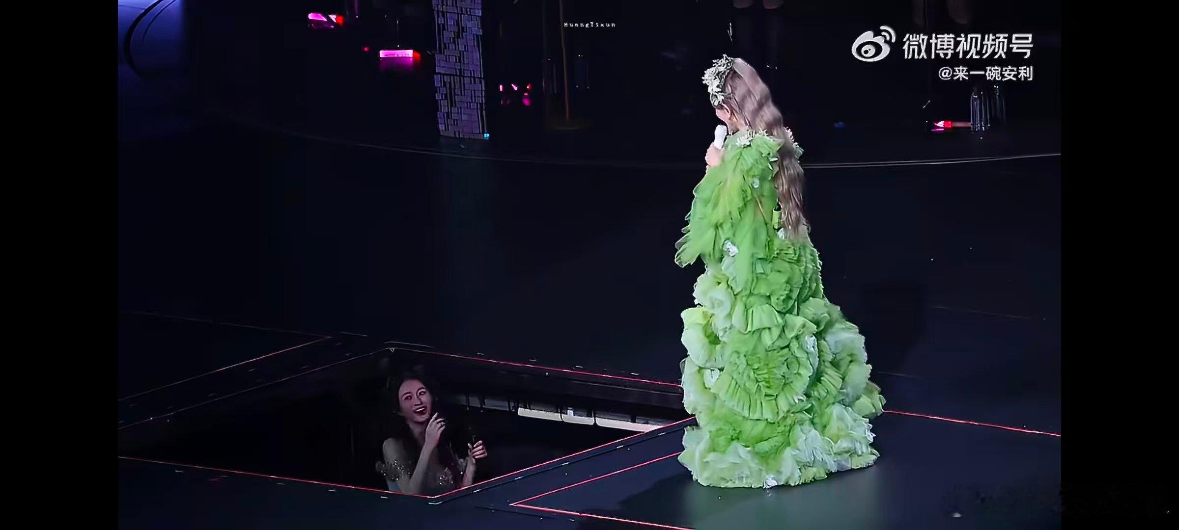 李小冉把升降台当电梯用谁来教教李小冉用升降台李小冉自带喜剧天赋，升降台当电梯淡定