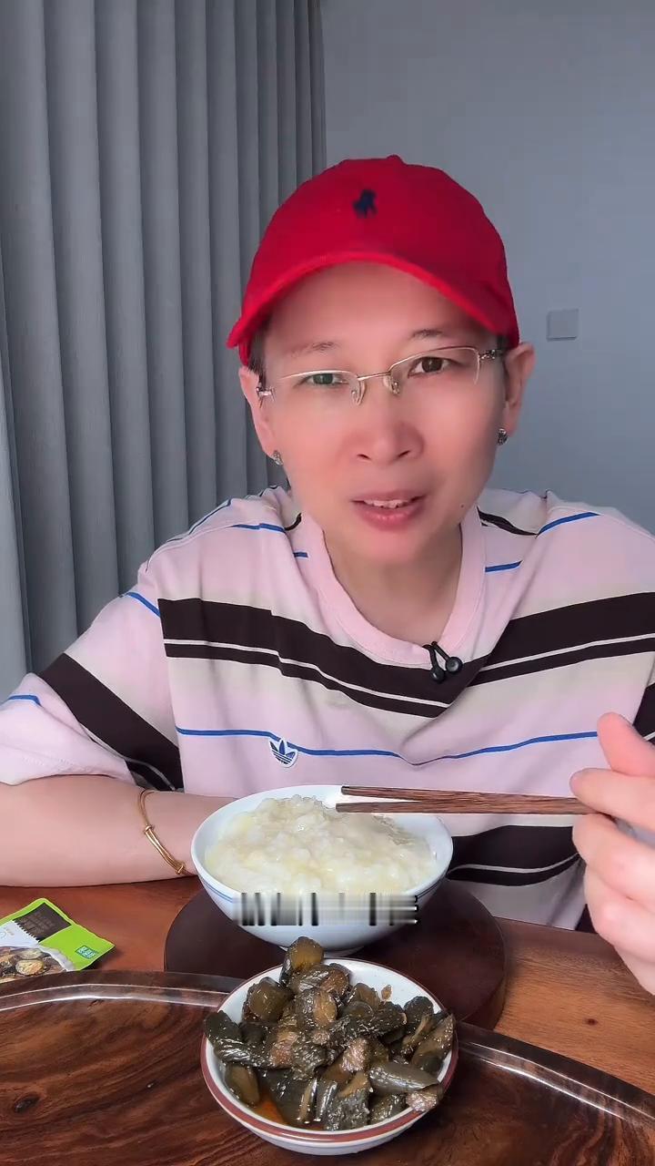 朋友们中午好！今天基本上10个有8个都亏得惨不忍睹，我也亏，我两个票，一个跌3个
