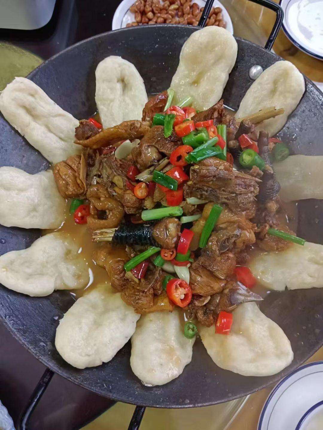 上可共情长辈的沧桑，下可理解少年的锋芒。对有情的人有情，对无情的人无情，对共情的