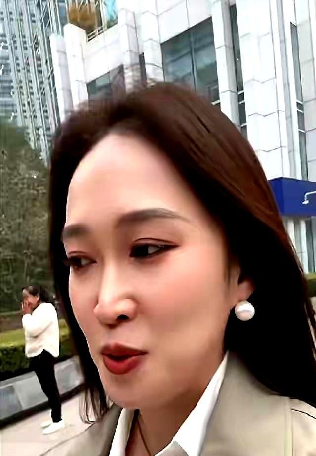 董宇辉走了，但东方甄选没垮。
没人再靠一个人撑起整个直播间了。
平台不靠神，靠体