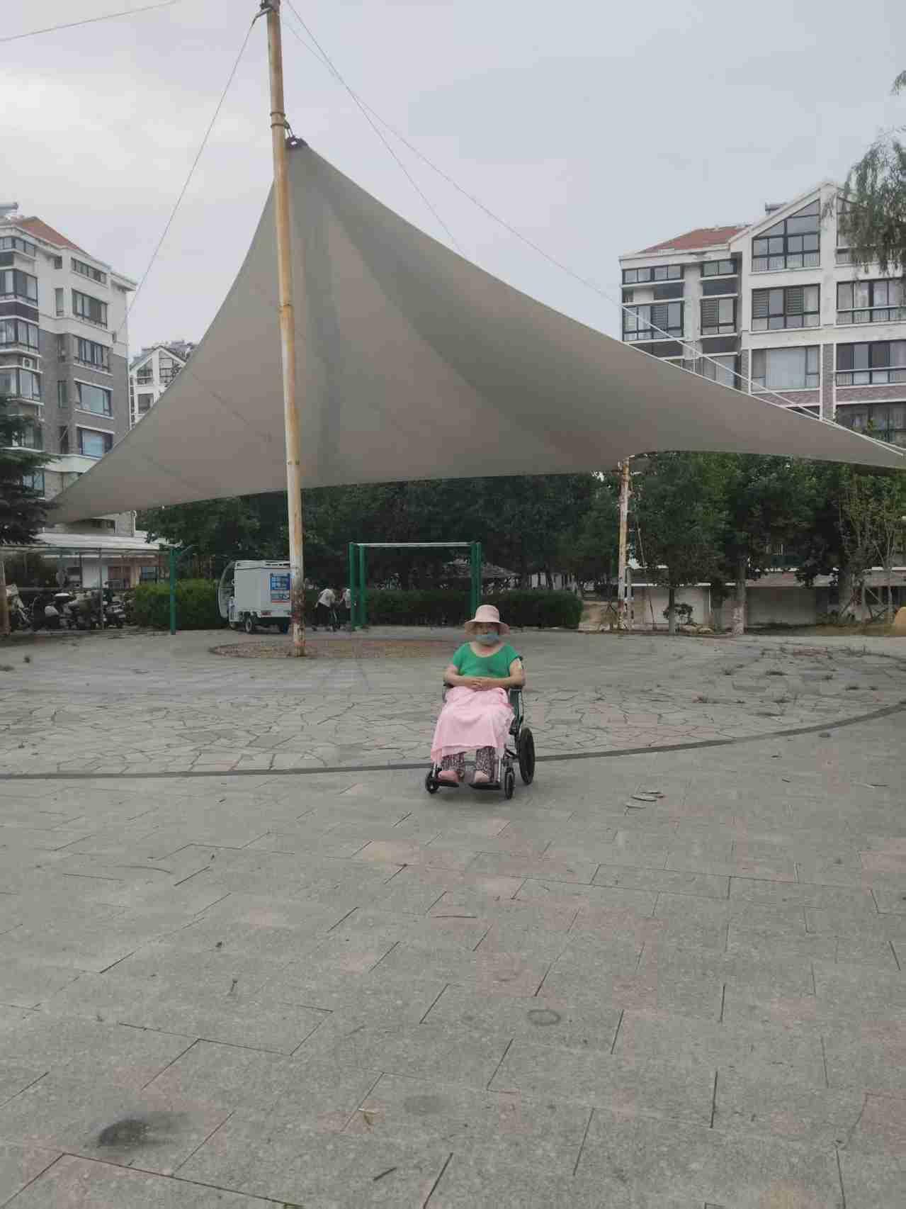 今天是妈妈双腿不能走路的第228天，也是妈妈带状疱疹的第八十二天，今天烟台下雨了