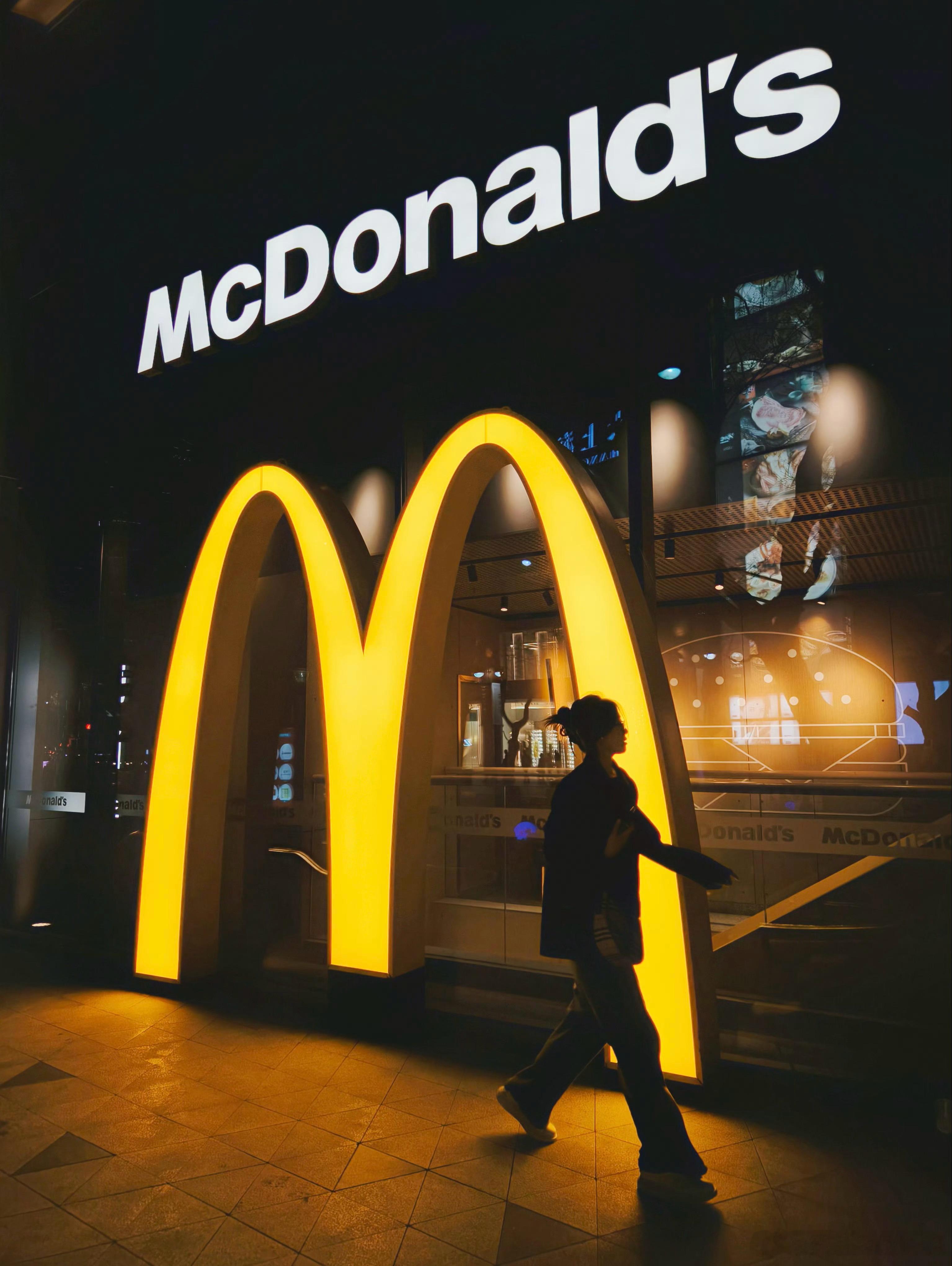 关于麦当劳的随手拍「2.0」再次凑齐九宫格，用影像在麦当劳中发现美好🍔📷用了