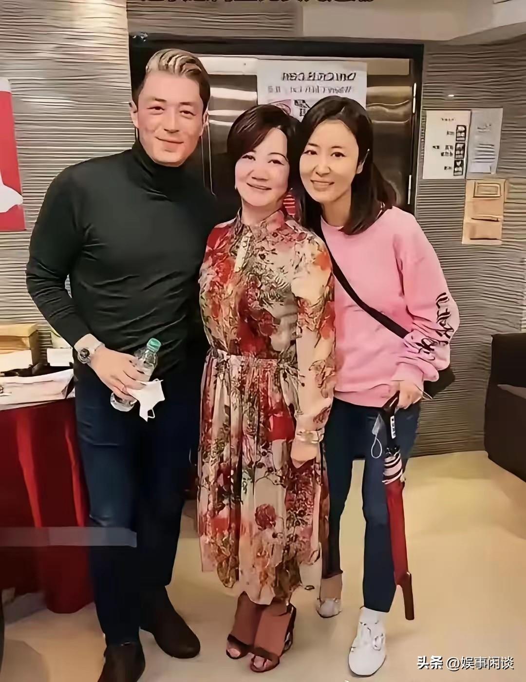 谁能想到这张老照片里，47岁的霍建华就和未来丈母娘同框出镜！都说豪车再旧底子也在
