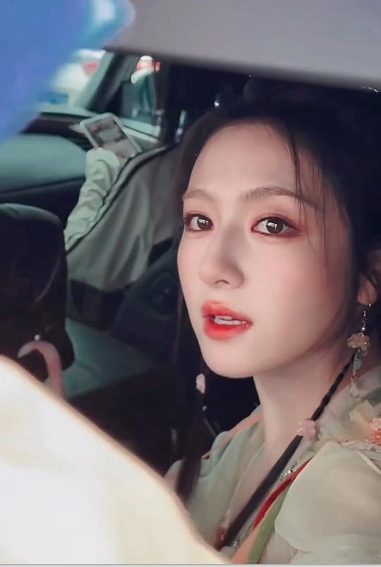 李兰迪千云兮造型路透 李兰迪千云兮造型路透妆造克制高级，没有繁复累赘，把古典美人