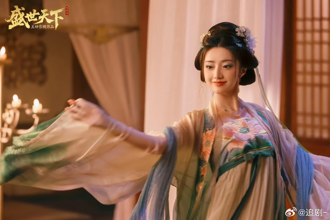黄羿独闯天家不如成为天家 这套图看完就一个感觉：女帝题材终于等到了对的人。黄羿的