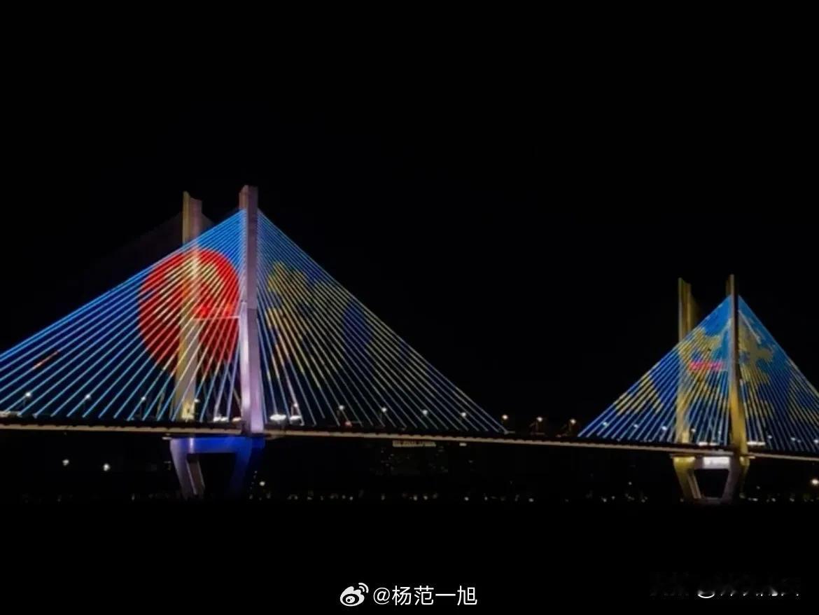 霸王别姬为郑钦文做的应援，微博开屏广告，武汉城内的灯光秀广告，祝她生日快乐。在上