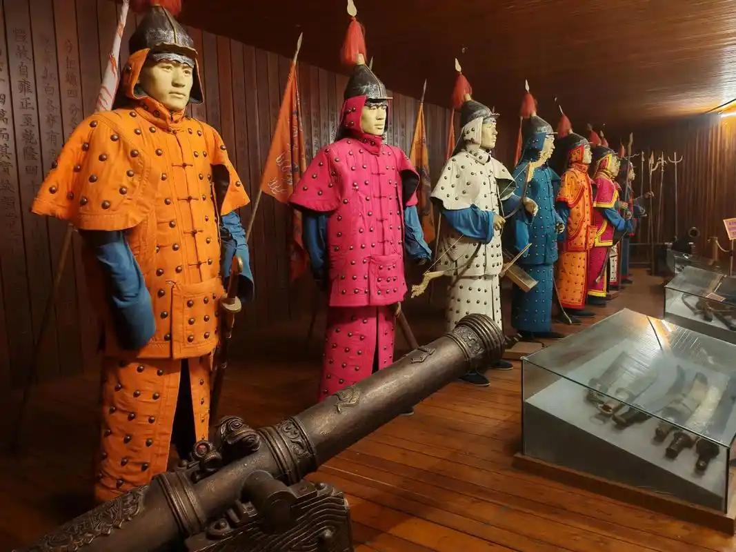 1895年，甲午战争失败后，清政府开始让袁世凯在天津咸水沽南小站开始编练新式陆军