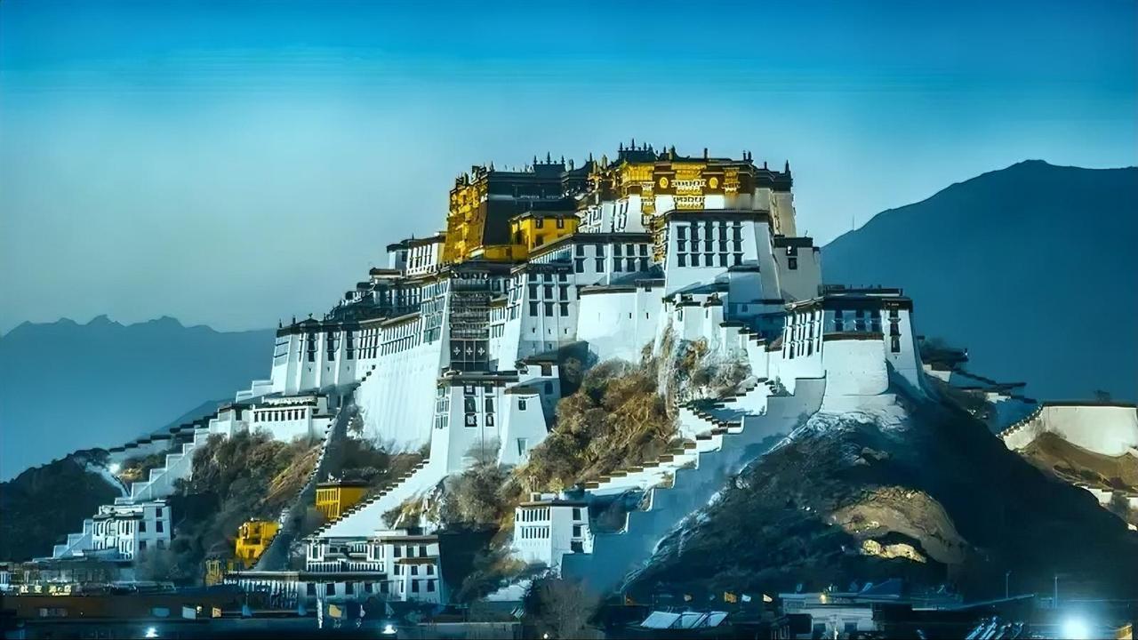 虽然是多年前曾打卡过的布达拉宫，但翻看到这雄伟的建筑时，当时的震撼与感动仍历历在