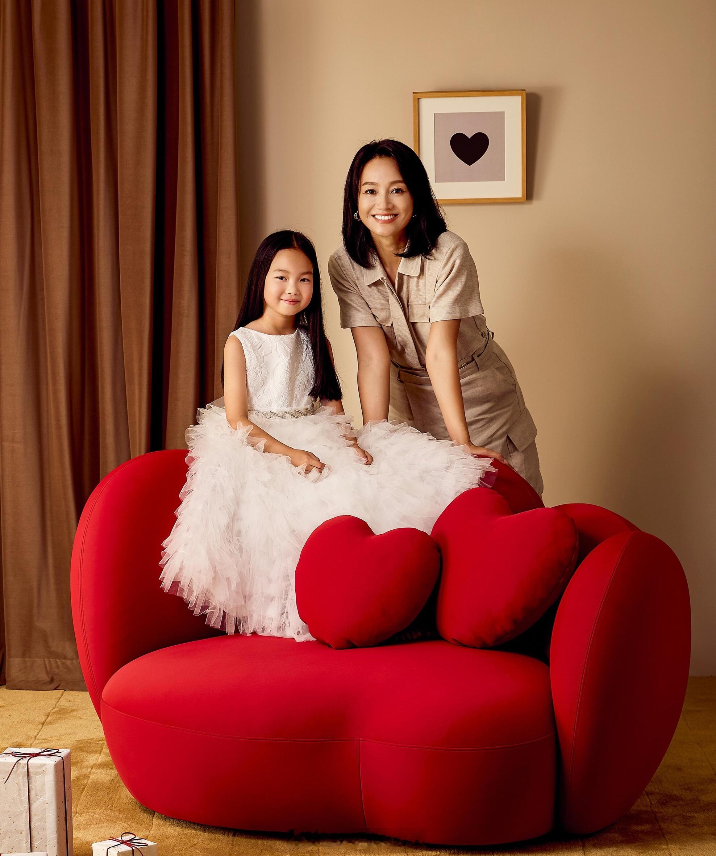 朱丹女儿8岁近照朱丹女儿正脸照 朱丹女儿近照曝光，8岁周念如正脸出镜，很像爸爸 