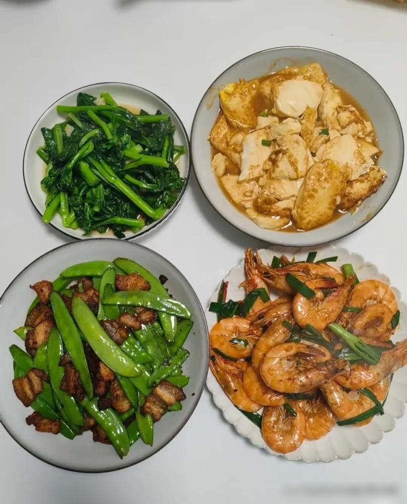去看了唯一的叔叔，他家养了好多土鸡，吃饭时并没有鸡，而是简单做了四个菜，我我没想