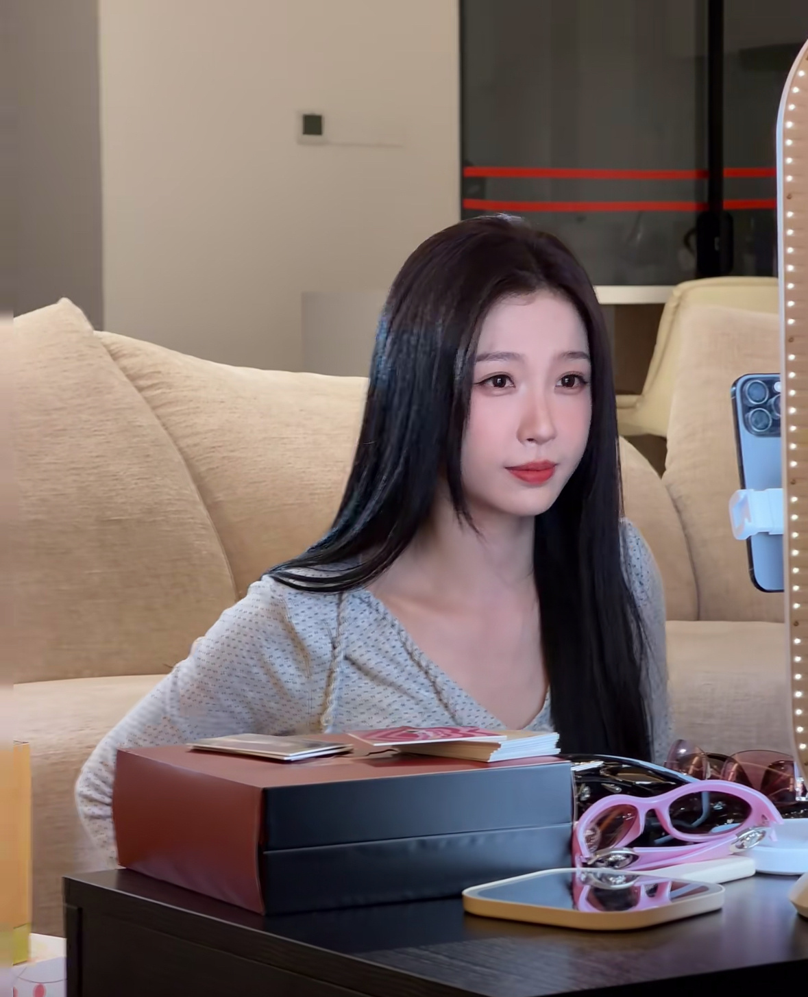 虞书欣直播好有趣，活很多唱歌，拆卡，吃播，看衣帽间，穿搭教学经历了那么多事，精神