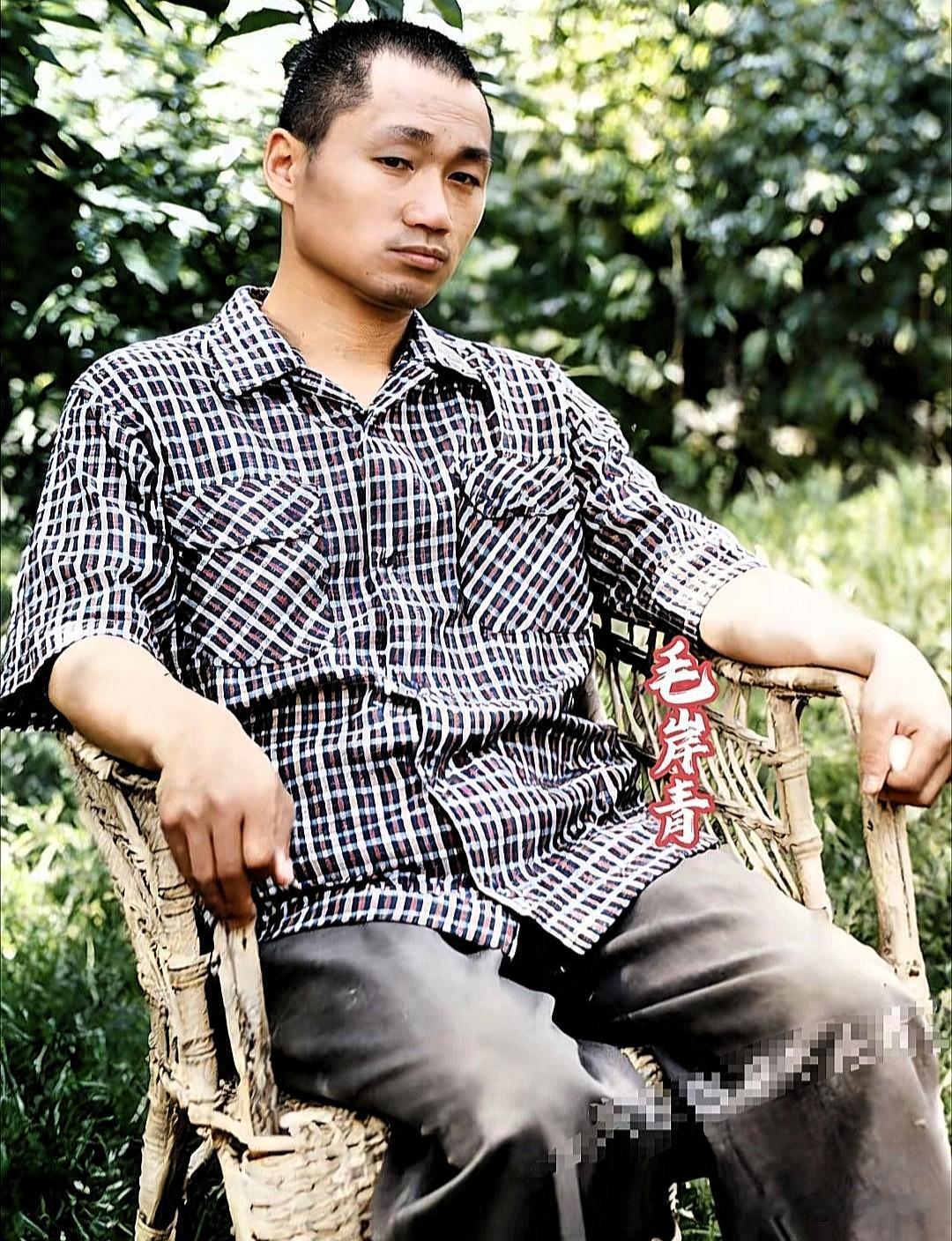 这张照片定格了毛岸青年轻时的模样，他身着花格子衬衫，面容青涩，眉宇间透着淡淡的忧