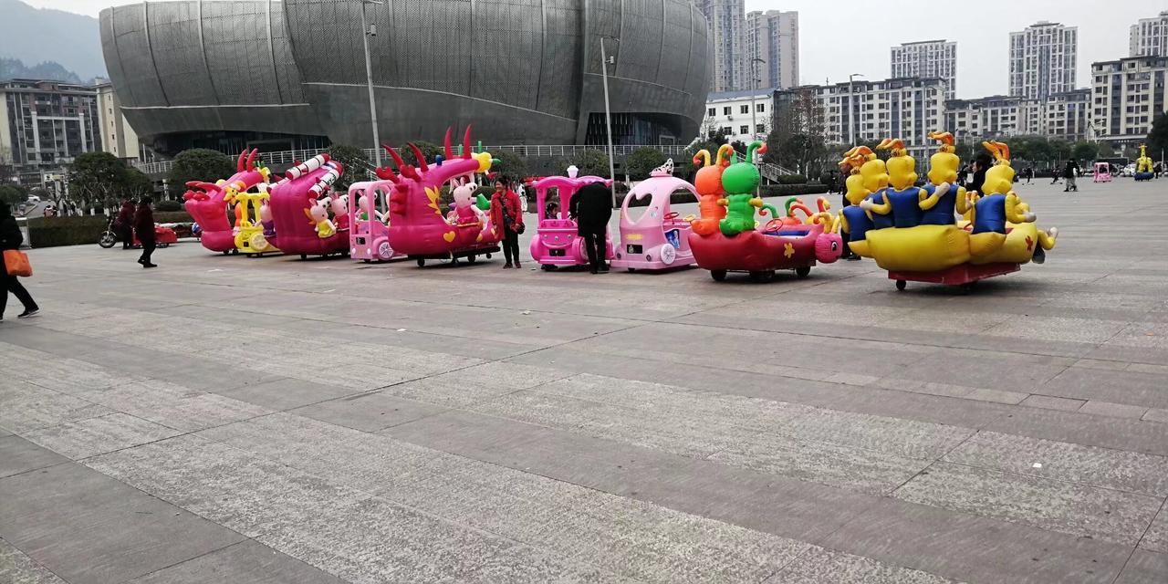 立春了，梅花开了，可是还是挺冷，尽管天气寒冷，人们还是愿意走出家门，到外面来玩耍