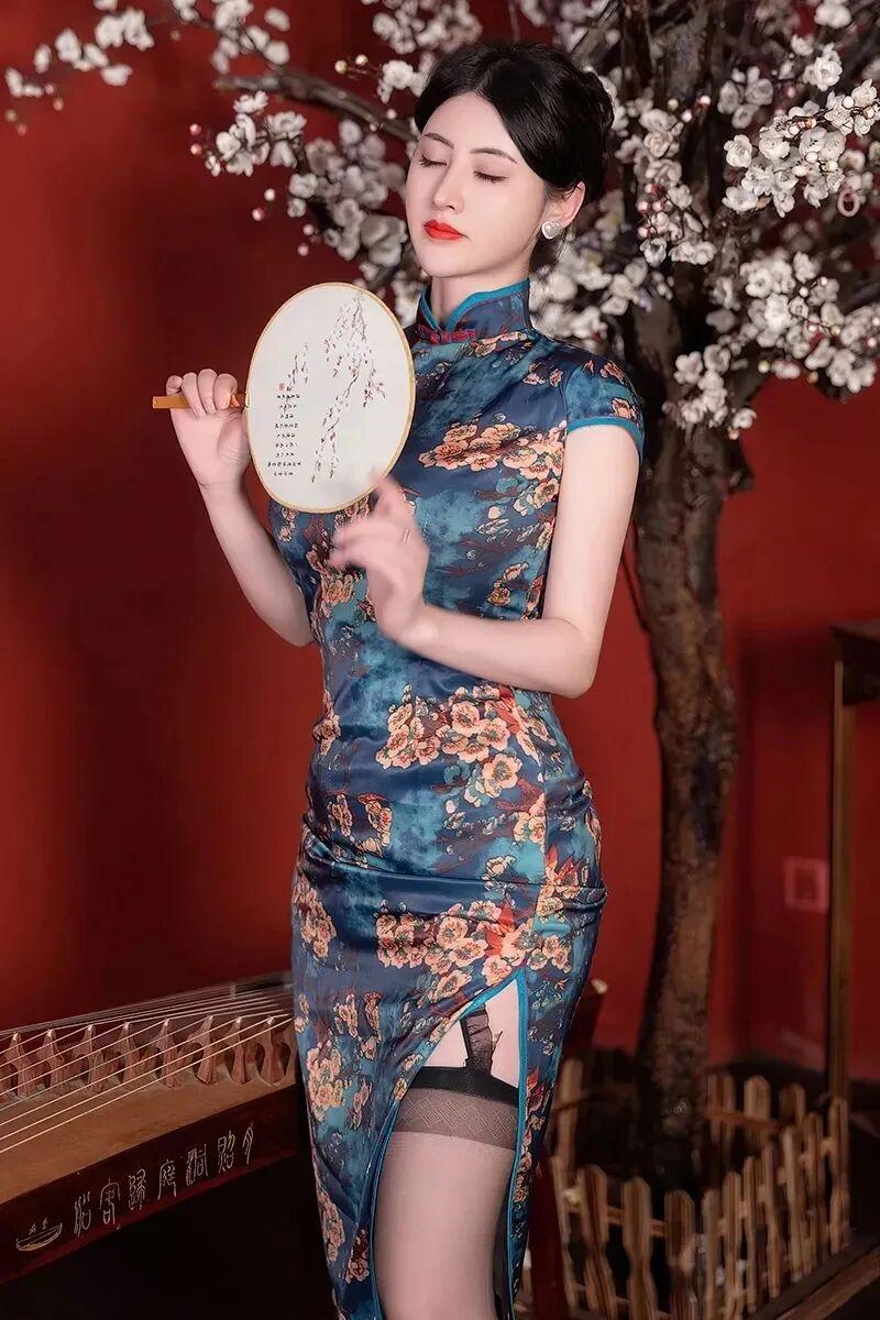 穿旗袍拍照那叫一个美！新中式旗袍火了之后，越来越多人爱穿它拍照。
拍照姿势可有讲