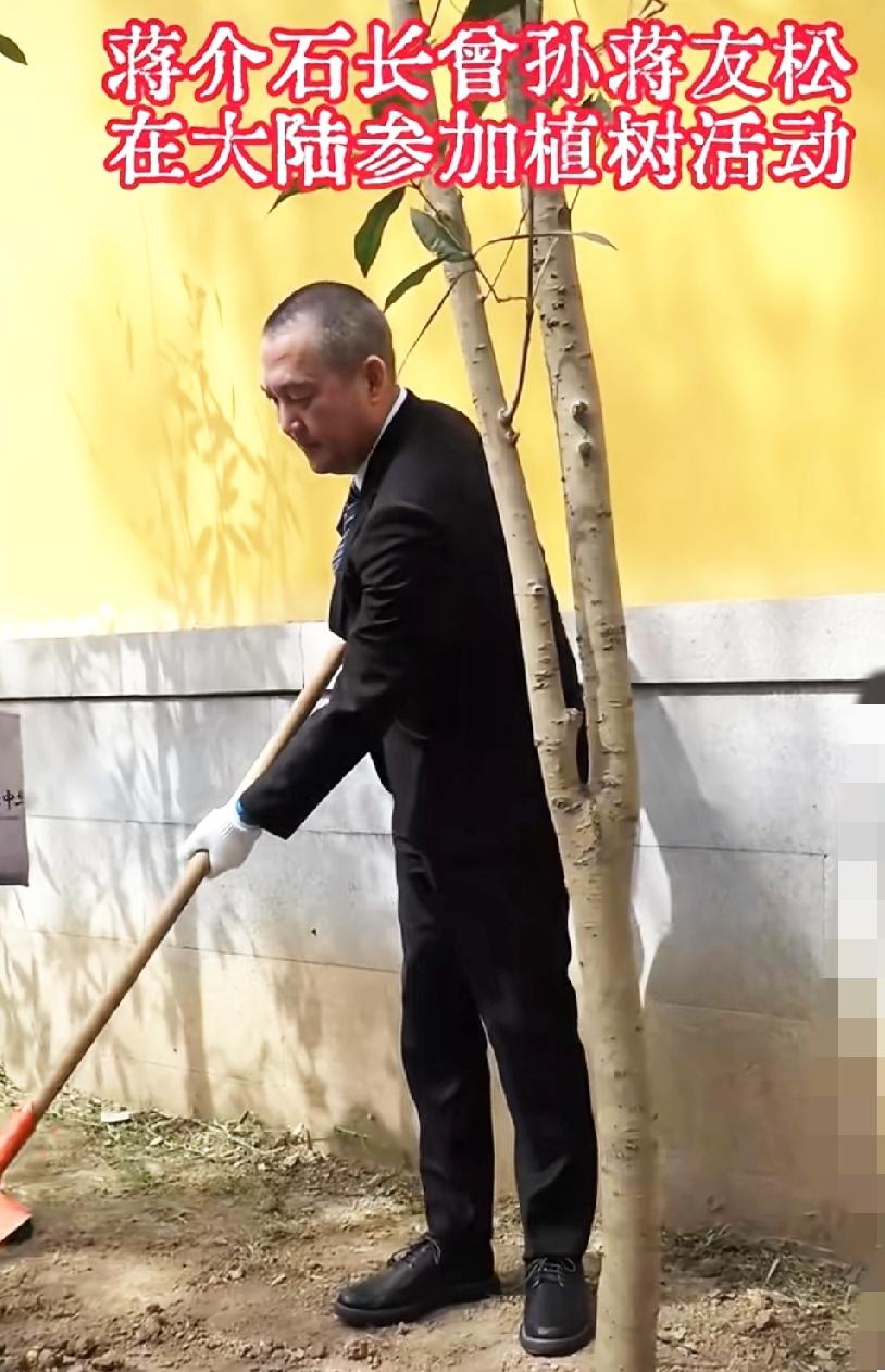 真是讽刺极了！
蒋家最正牌的曾孙根本不是蒋万安，人家早用行动给“传承”下了新定义