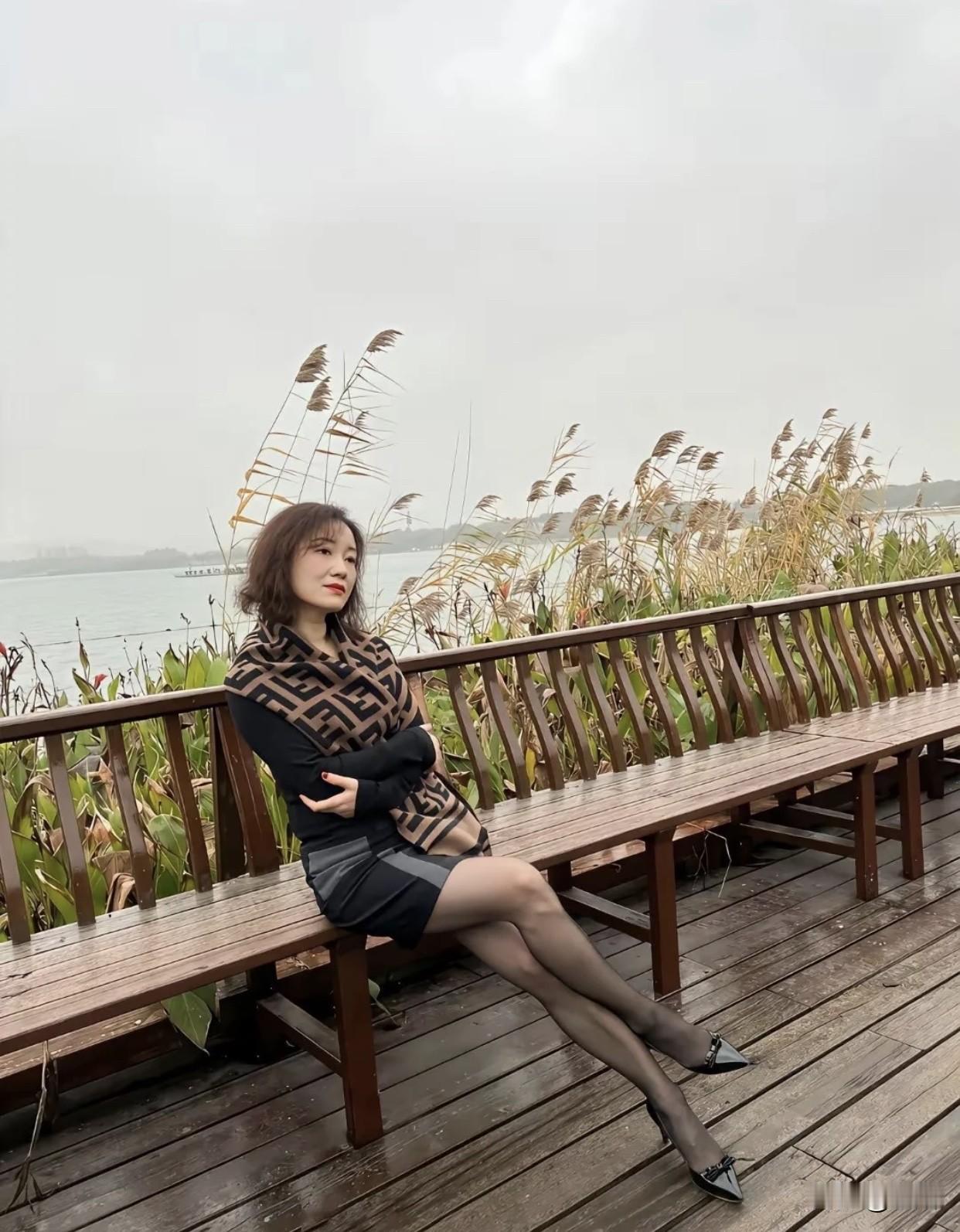 生活里，她们独立自主。经济上不依赖他人，有自己的事业和收入。会合理规划生活，把家