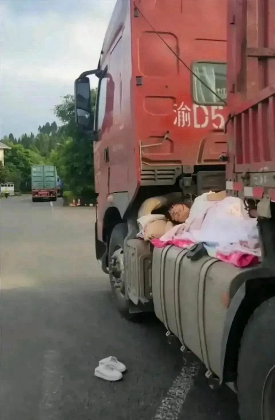 路过服务区看到这一幕，估计油保住了。 