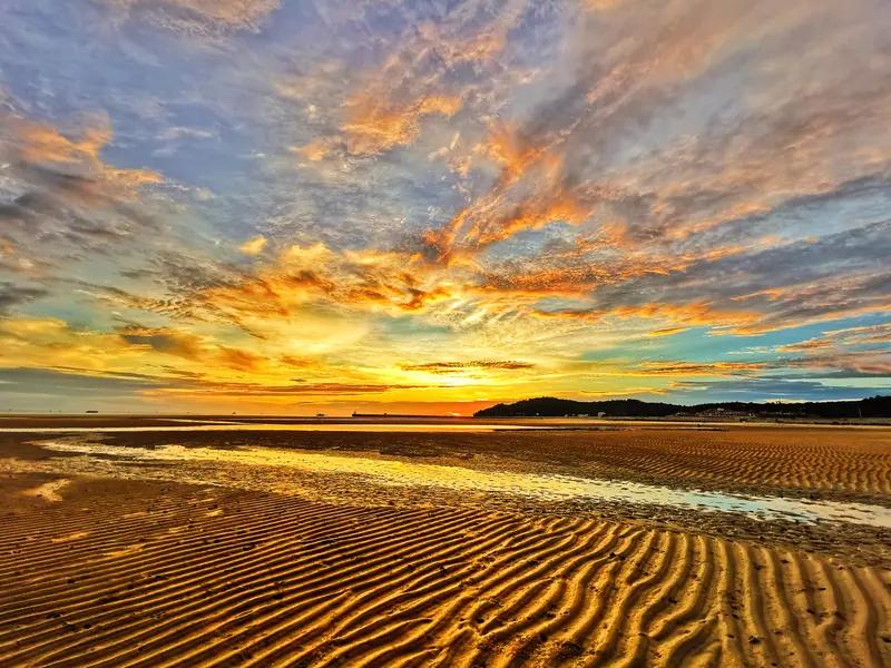 “馨漪婉风”的诗作总能激起层层涟漪。且不提那首在网友间引发热烈讨论的江边七绝，单