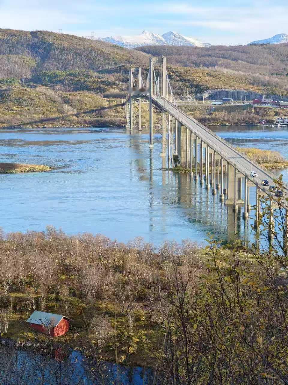 挪威特罗姆瑟 海峡湾风光
         挪威特罗姆瑟跨海大桥，横卧在澄澈碧蓝