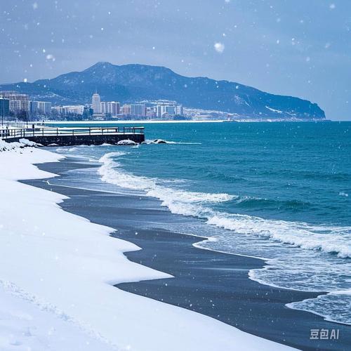 烟台暴雪“下冒烟”！雪窝子硬核降雪，这场景绝了！
 
家人们快看！烟台的雪到底有