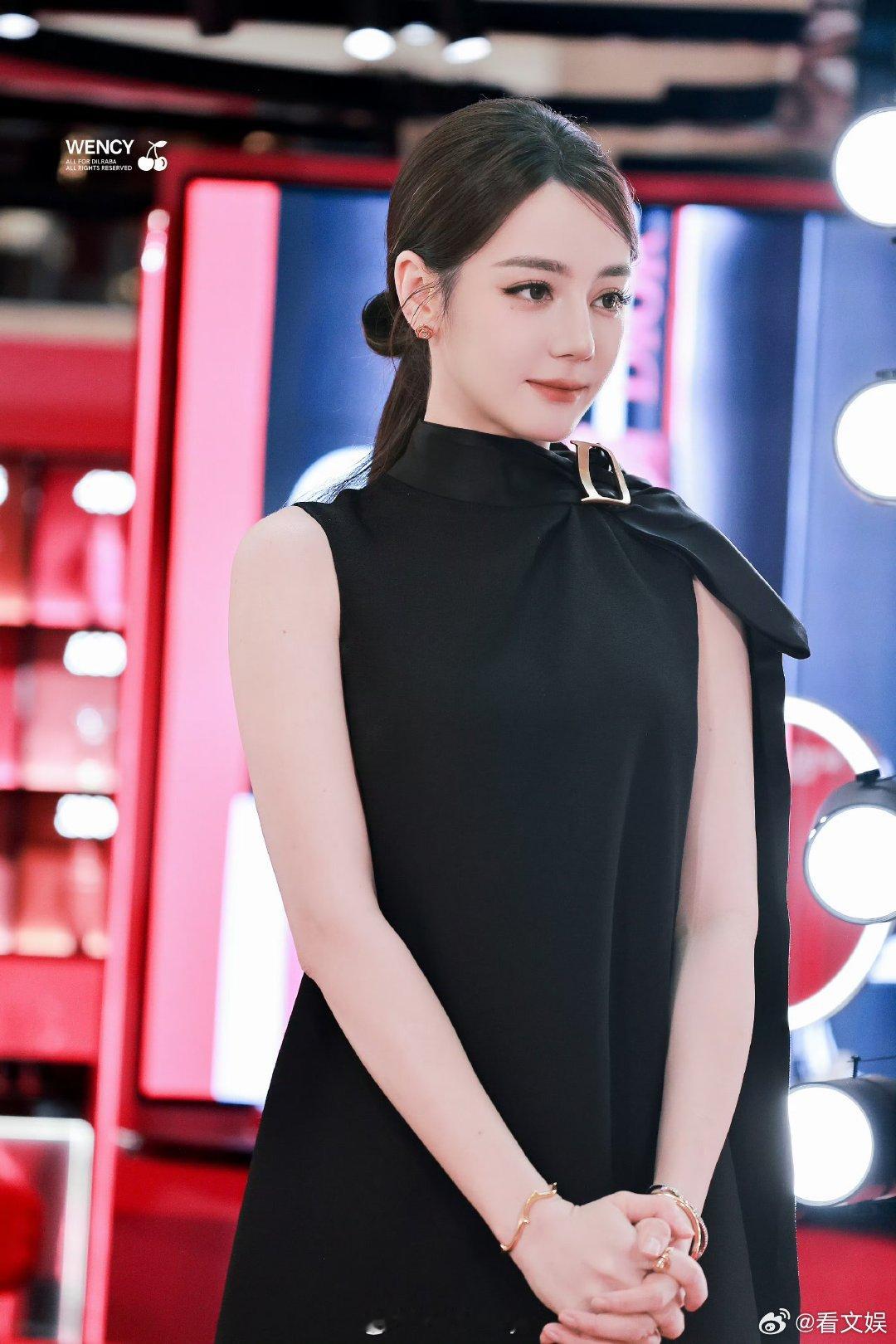 迪丽热巴真是时代美人美丽的中雕明珠迪丽热巴兼具颜值气场与个人风采，迪丽热巴不愧是