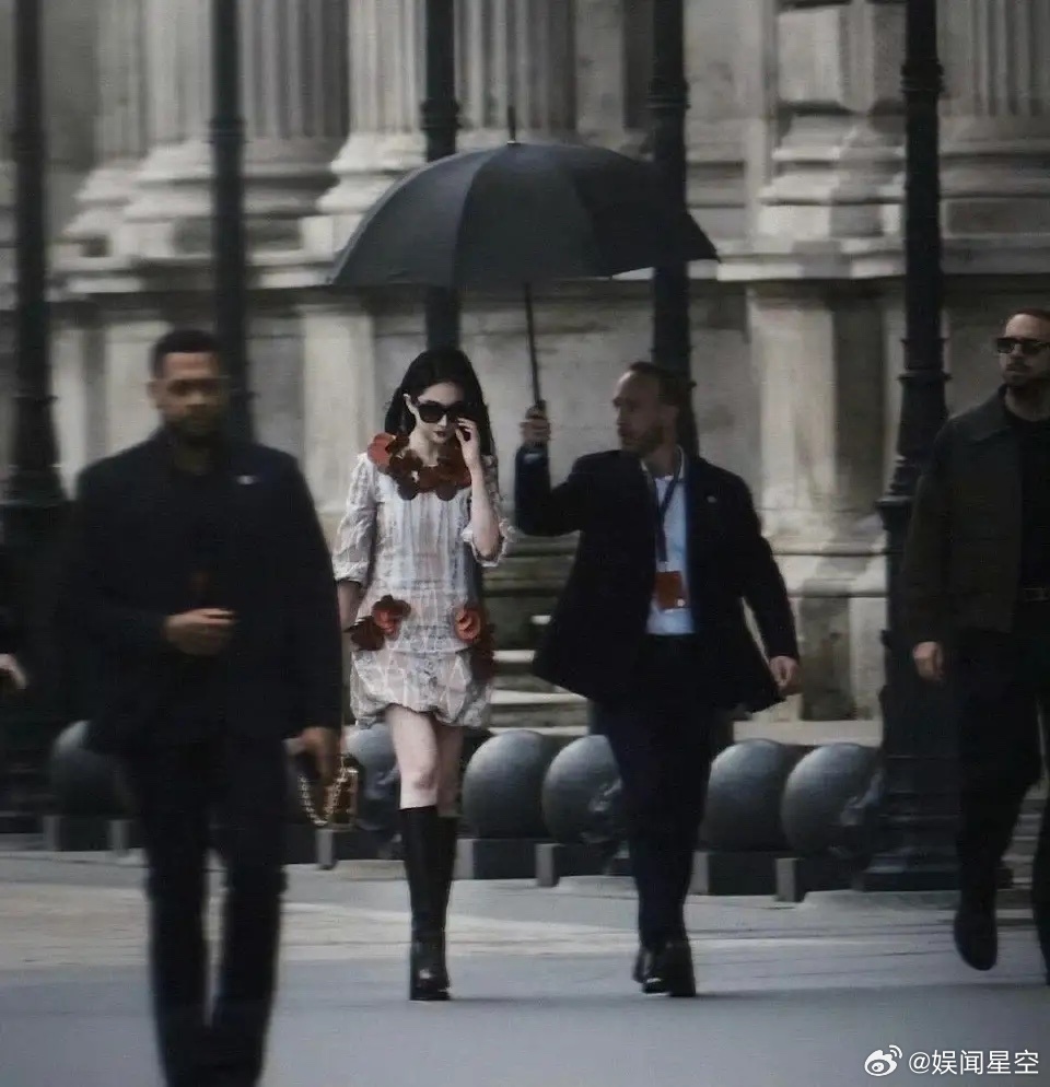 刘大锤爆料刘亦菲的感情生活和宋承宪分手后，私下活动90％都是跟妈妈一起。之前我就