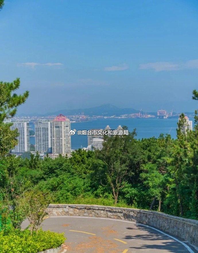 walk！
漫步其间，仿佛走入一幅山海画卷，碧海蓝天相映，岱王山青山如黛，黄海明