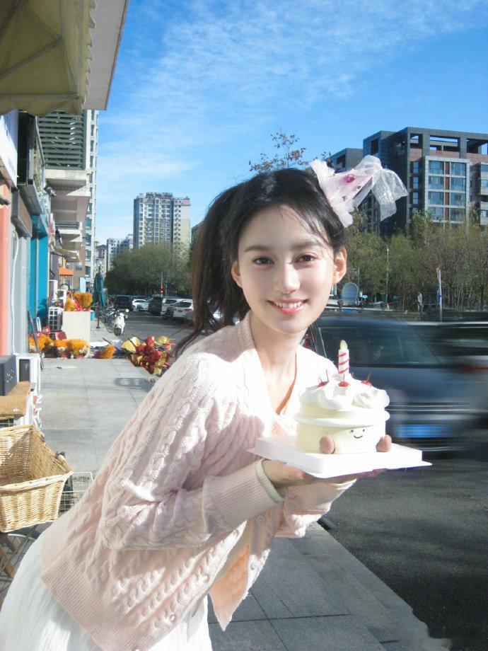 夏梦水蜜桃生日氛围拉满 夏梦的水蜜桃生日是温柔本身！烛光摇曳中收获祝福，愿她往后