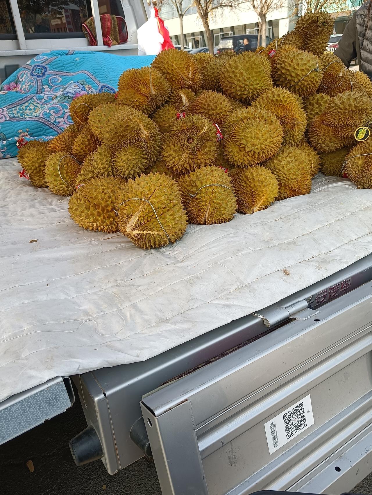 这阵卖榴莲的真是多，几乎每个繁华的地方都有，从白天到晚上，而且价格也相差很多，从