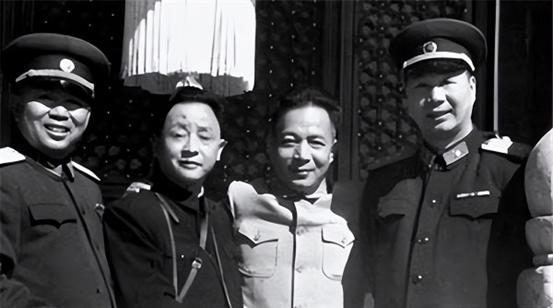 他从兵团政委转司令，解放后身兼三要职，同级中无二，后主管三军
“1951年春天的