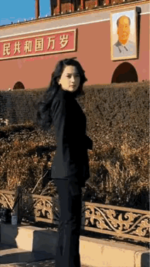 森林北这么漂亮怎么会看上四婚的汪峰呢！
她是个经济独立的新女性，自己赚钱自己花，
