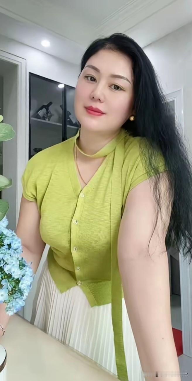 卜算子·雅室芳姿
 
翠色映清颜，鬓畔青丝软。
静立厅堂意自舒，浅笑春风暖。
心