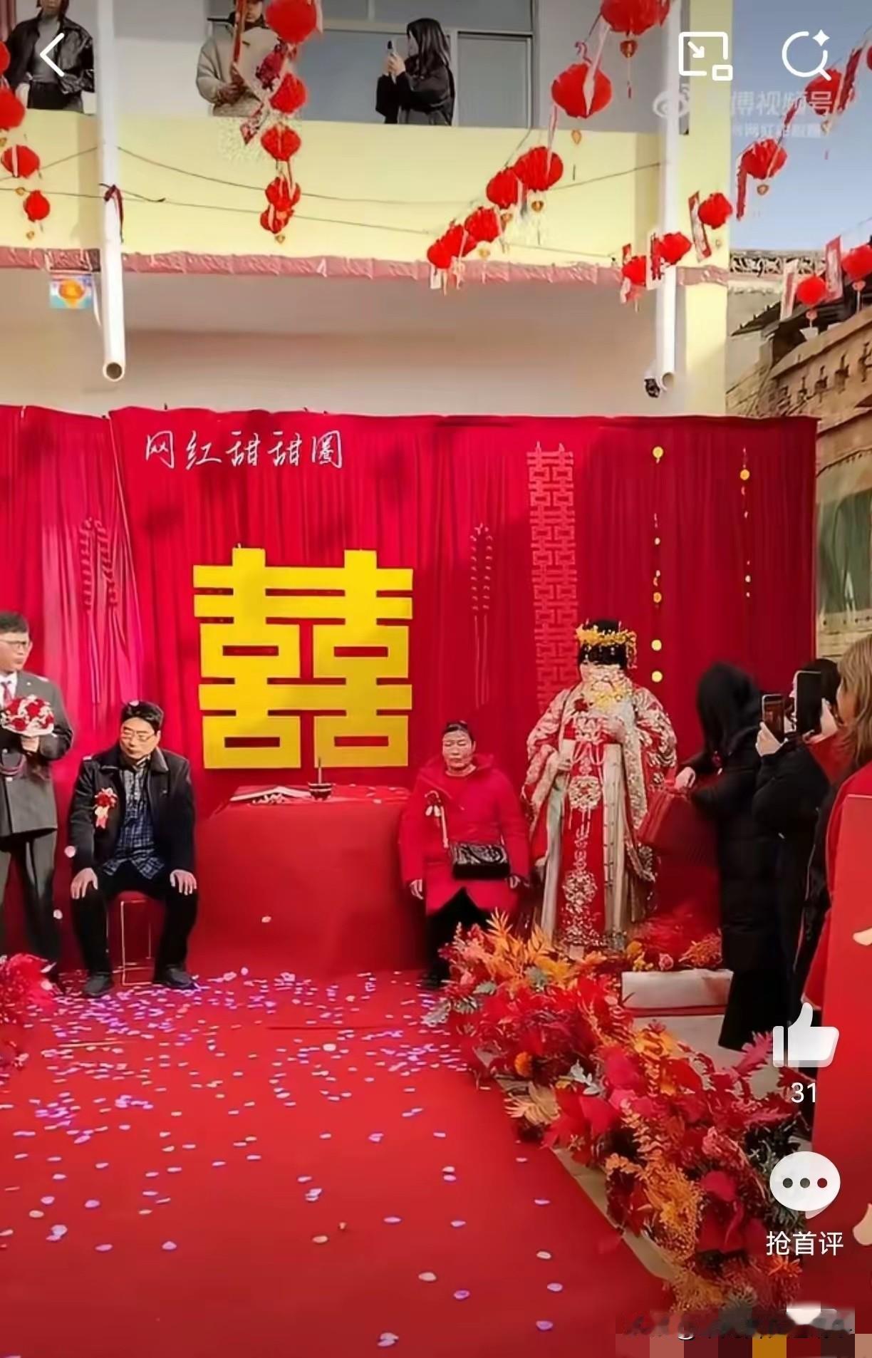 大喜的日子，公公婆婆怎么看起来不高兴呢，看穿着面相气质，新郎这一家人也是老实本分