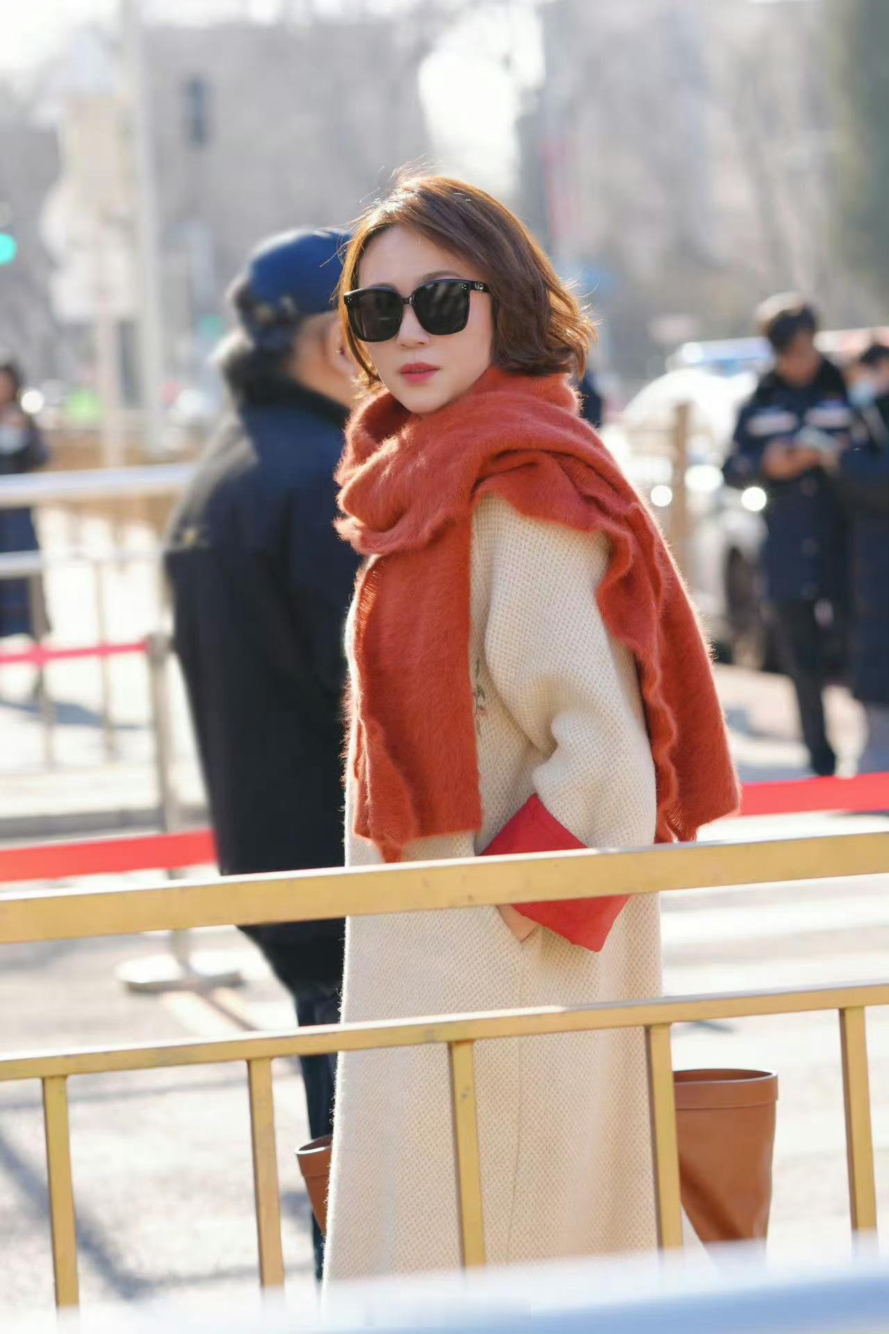 马丽红色围巾  马丽现身蛇年央视春晚第三次联排  现身蛇年央视春晚第三次联排！丽