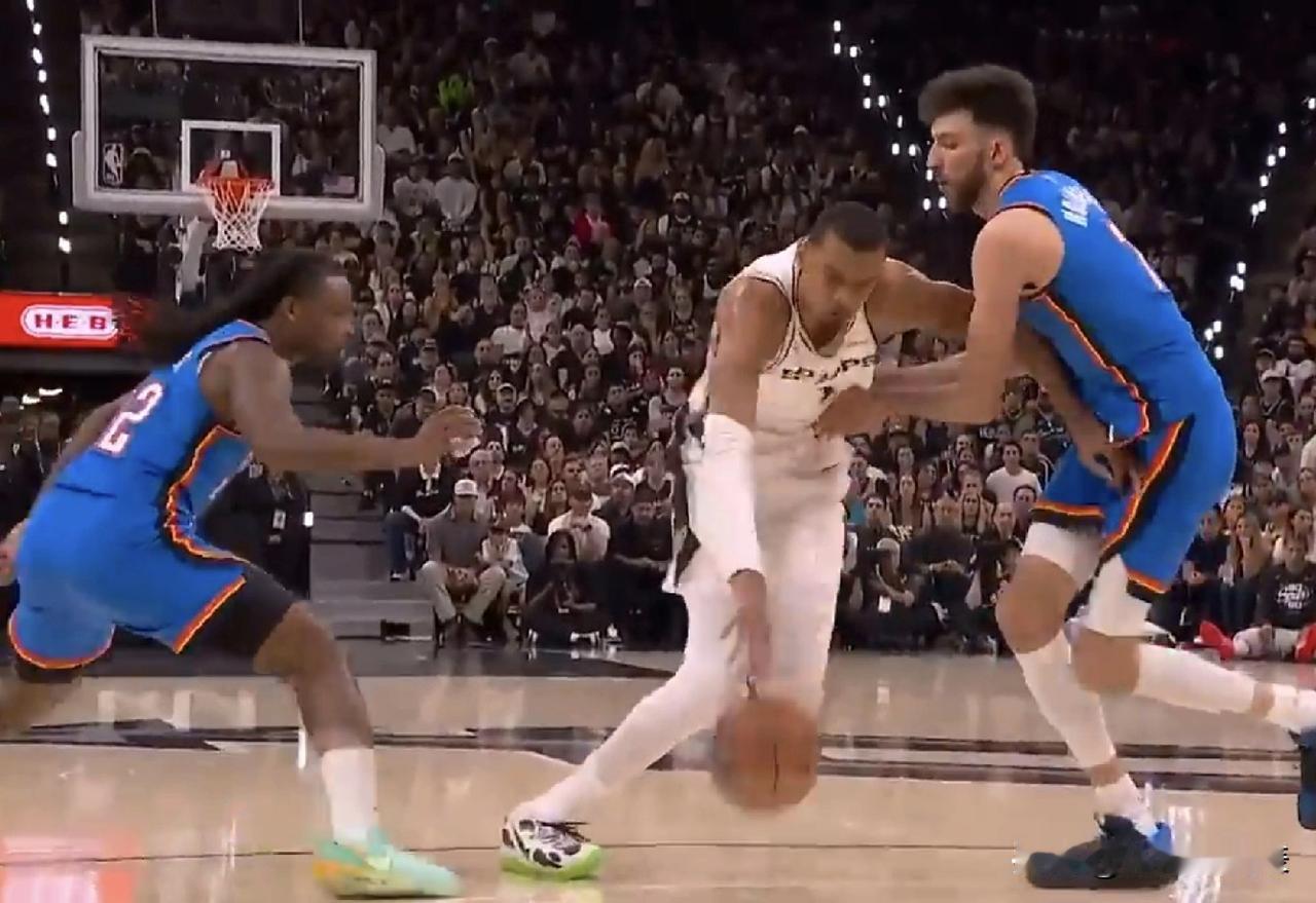 NBA西决G4实时战况，文班亚马半场22+5，哈腾扛起雷霆得分重任，马刺半场领先