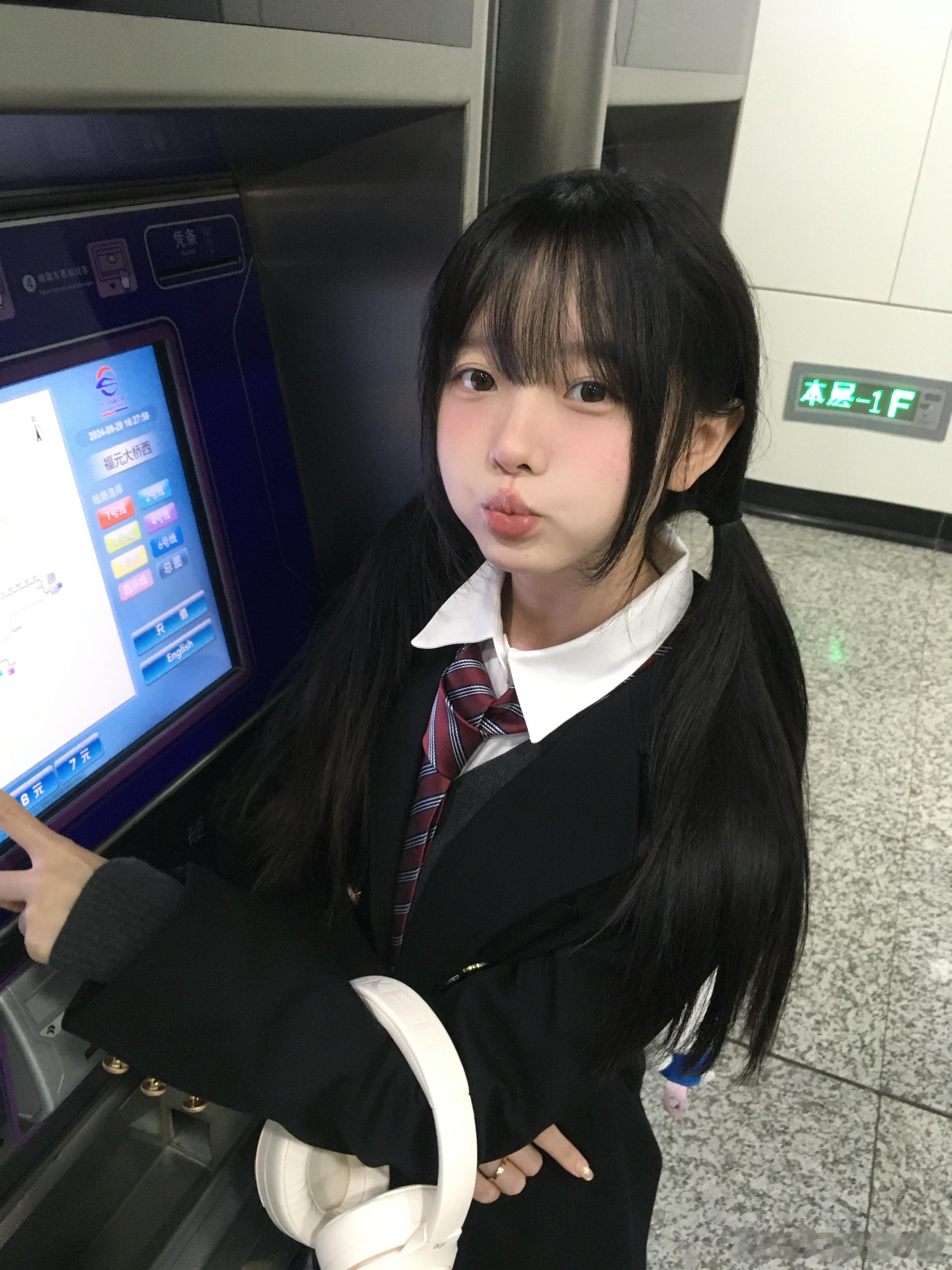 jk[超话]  jk秋冬氛围感怎么穿？教程来啦(((o(*ﾟ▽ﾟ*)o)上衣：竹