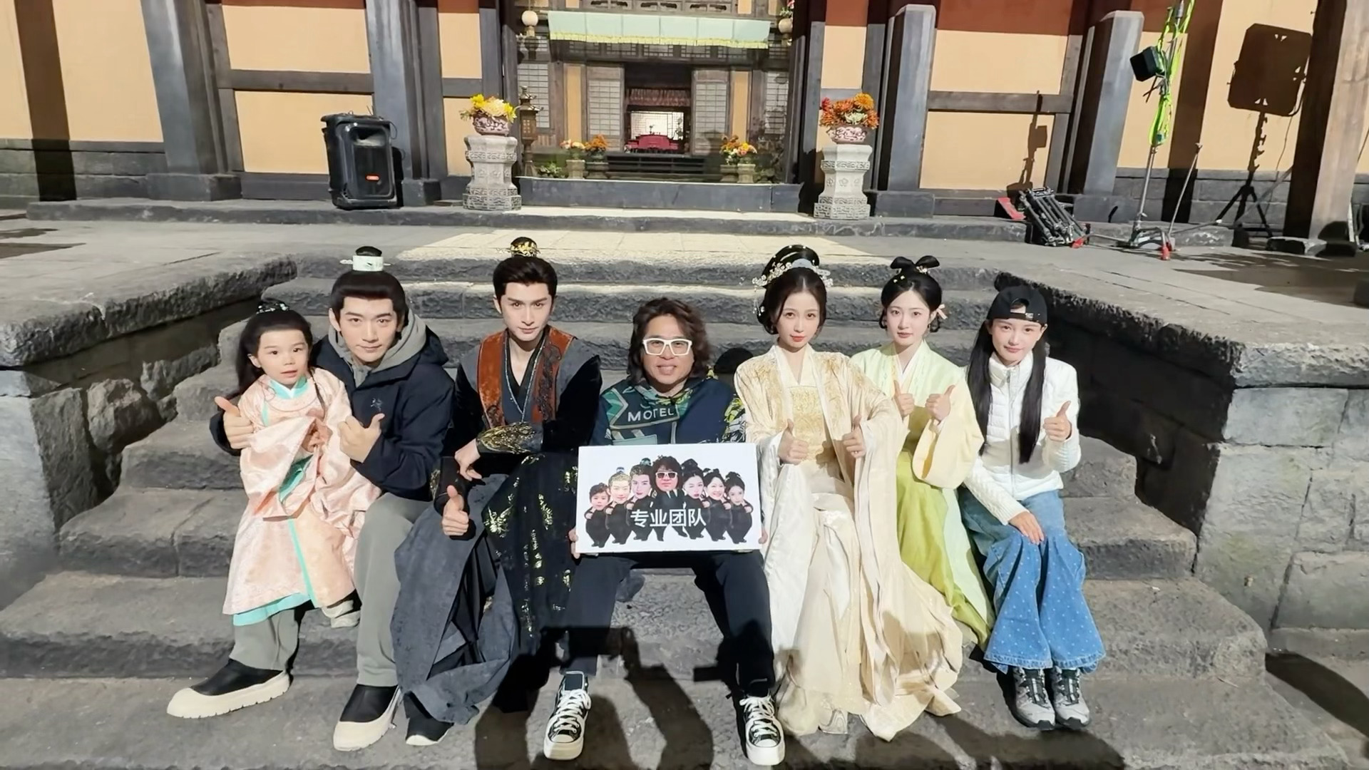 这个专业团队 越听越好笑 我不行了