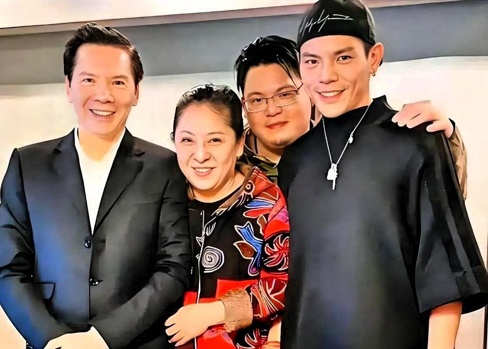 向太把向佑从黑名单里放出来了。

在此之前，是向佑自己发了个庆生视频，没人理。他